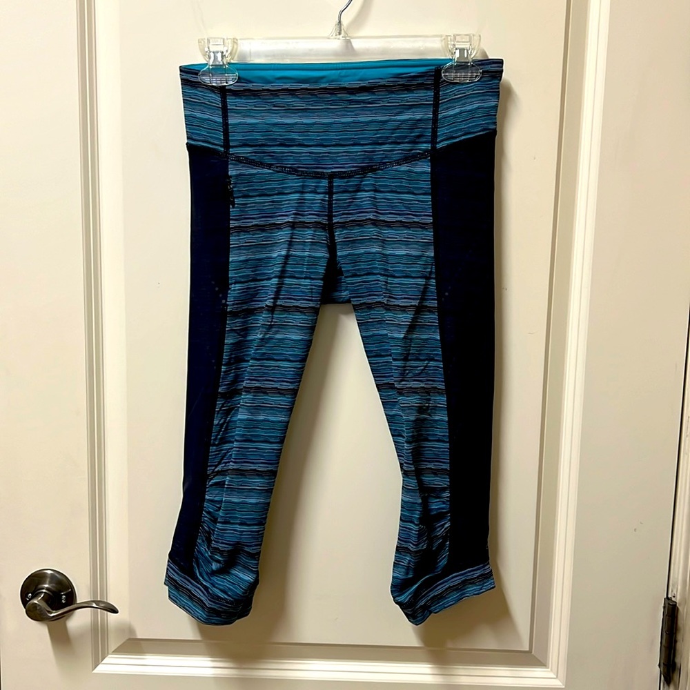 Adorable LuLuLemon yoga crop leggings gs.  Gently worn.  No fraying or piling